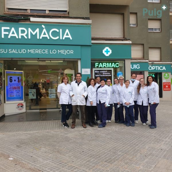 Equipo de Farmacia Puig en la puerta del local
