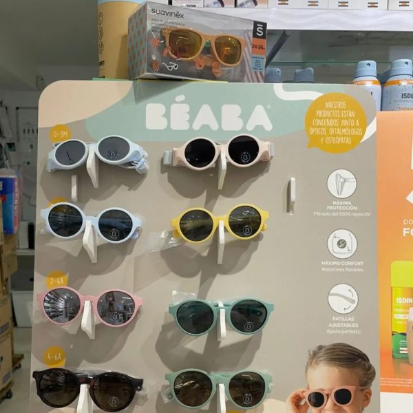 Estante con gafas de sol para niños