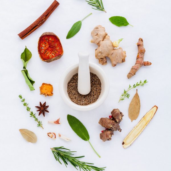 herbs-906140_1280 Mesa blanca con plantas con propiedades curativas